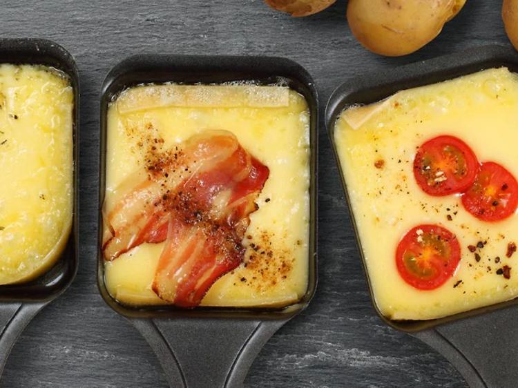 SDA - raclette - lifestyle - kolme raclette-pannua juustolla ja muilla täytteillä