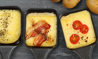 SDA - raclette - lifestyle - kolme raclette-pannua juustolla ja muilla täytteillä