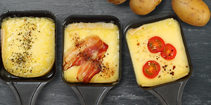 SDA - raclette - lifestyle - kolme raclette-pannua juustolla ja muilla täytteillä