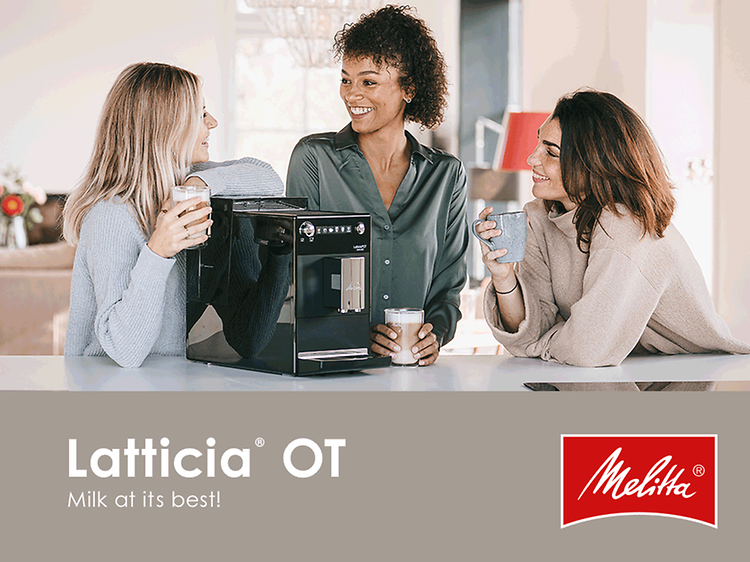 Melitta Latticia OT -kahvikone ja kolme naista nauttimassa herkullisesta kahvista