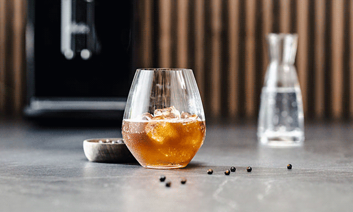 Melitta Latticia OT -kahvikone ja Espresso Tonic -jääkahvijuoma