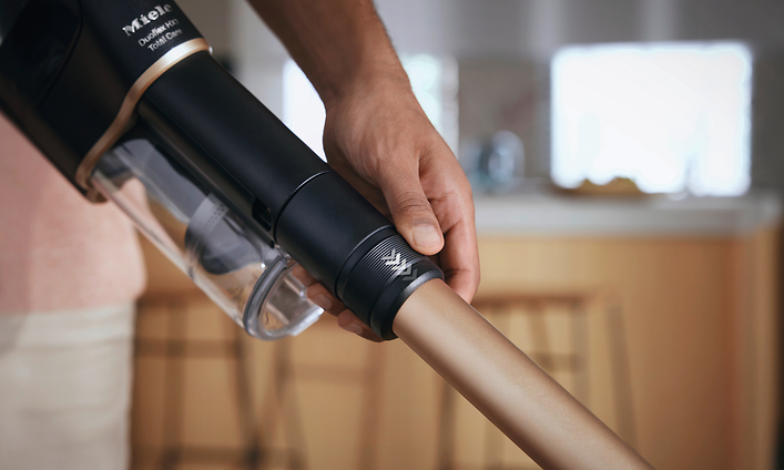 Henkilö käyttää Miele-varsi-imurin SpeedLock-lukitusmekanismia