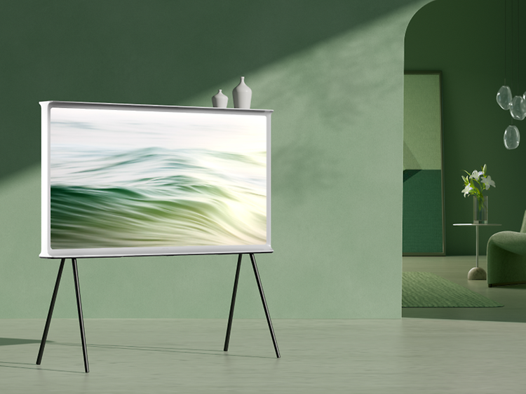 Samsung The Serif -televisio upean minimalistisessa vihreänsävyisessä olohuoneessa