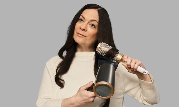 Nainen käyttää Remington ONE Dry and Style-hiustenkuivaajaa hiustensa muotoilemiseen