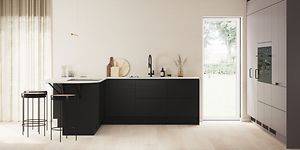 Epoq - Keittiö ilman yläkaappeja - Epoq Trend Taupe ja Pure Matt Black -keittiö