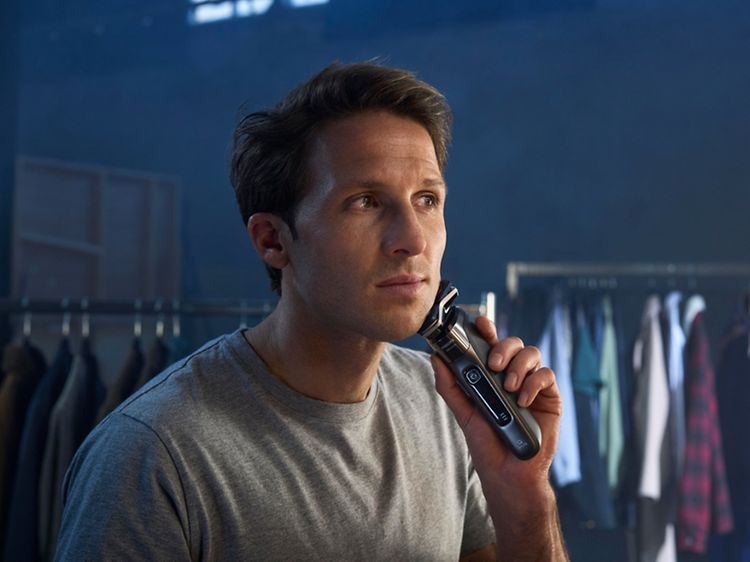 Mies ajaa partaansa Philips Shaver S8000 -parranajokoneella
