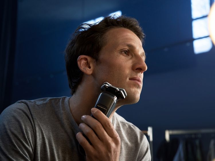 Mies ajaa partaansa Philips Shaver S8000 -parranajokoneella