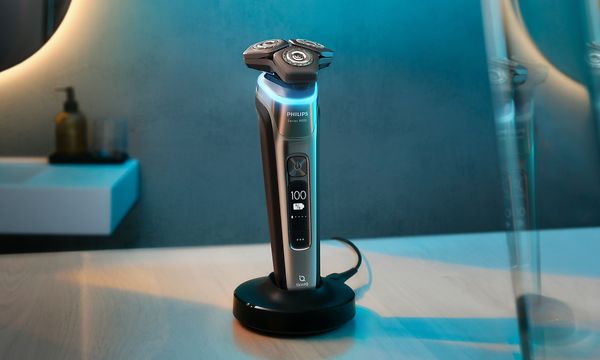 Philips Shaver S9000 -parranajokone pöydälllä