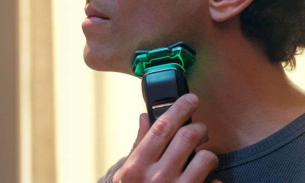 Mies ajaa partaansa Philips Shaver S9000 -parranajokoneella