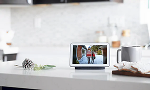 Google Nest Hub näyttää kuvaa keittiön työtasolla