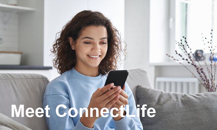 Hisense ConnectLife - Nainen käyttää ConnectLife-älyalustaa laitteidensa hallitsemiseen