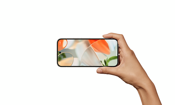 Naisen käsi, joka pitelee Pixel 9 -puhelinta edessään