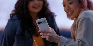 Google - Pixel - Two girls with a Pixel