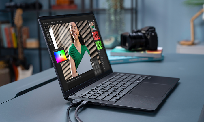Asus Vivobook S 14 M5406 OLED kannettava tietokone pöydällä