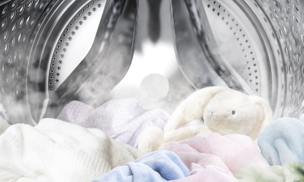 Hygieenistä höyrypuhdistusta Hygiene Steam -ohjelmalla sekä kanipehmolelu Samsung-pyykinpesukoneen rummussa