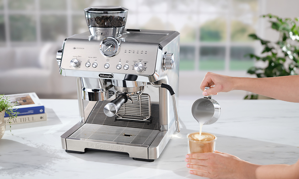 DeLonghi-kahvikone ja My LatteArt -manuaalinen maidonvaahdotus