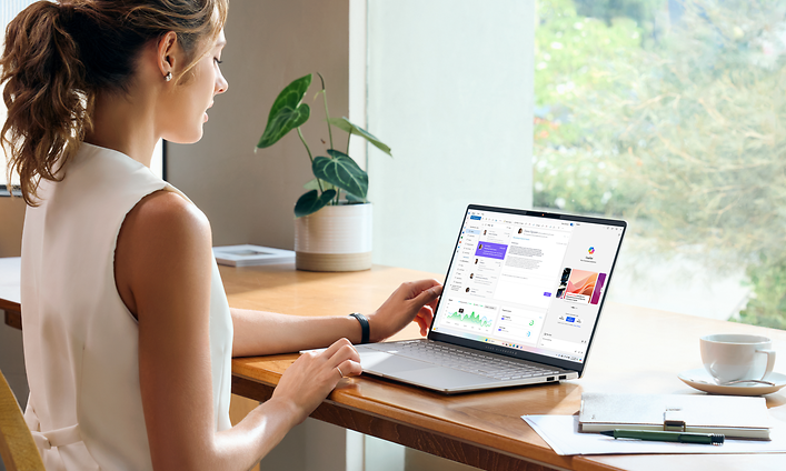 Nainen työskentelee Asus Vivobook S 15 -kannettavalla kotitoimistossaan