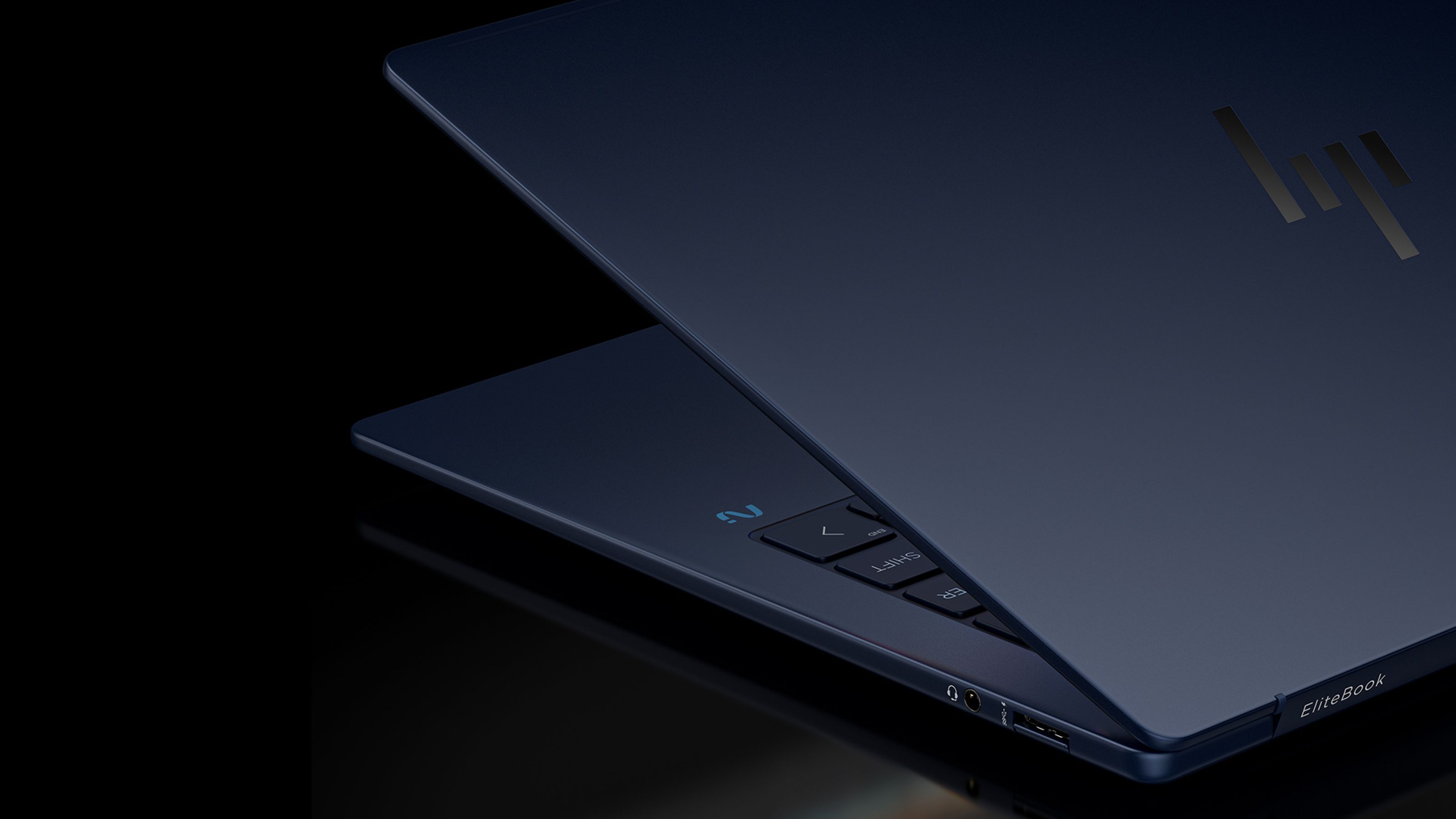 EliteBook Ultra -kannettava mustalla taustalla