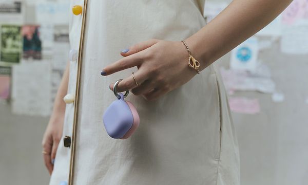 Sony LinkBuds Fit -nappikuulokkeet ja latauskotelo naisen kädessä