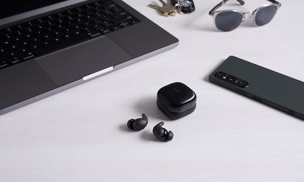Sony LinkBuds Fit -nappikuulokkeet ja latauskotelo pöydällä