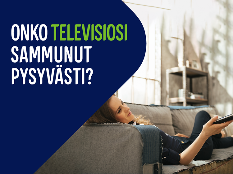 Nainen katselee televisiota sohvalla ja teksti "Onko televisiosi sammunut pysyvästi?"