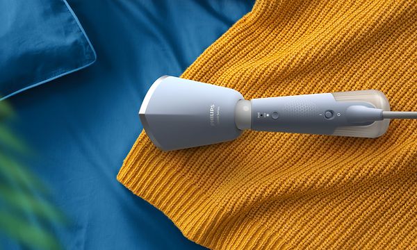 Philips - Kannettava vaatehöyrystin - Vaaleansininen Philips-vaatehöyrystin sekä keltaisia ja sinisiä vaatteita