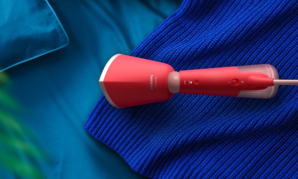 Philips - Kannettava vaatehöyrystin - Punainen Philips-vaatehöyrystin ja siniset vaatteet
