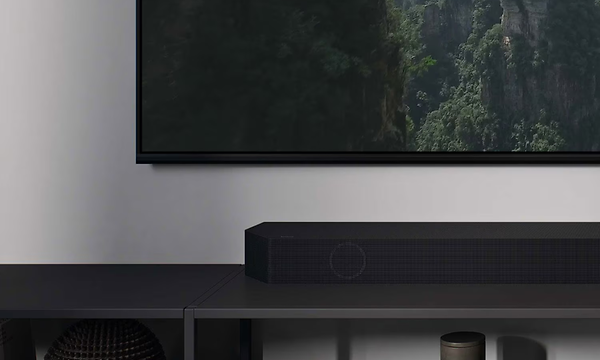 Samsung 512CH HW q810d -soundbar sijoitettuna tv-tasolle Samsung-television alle