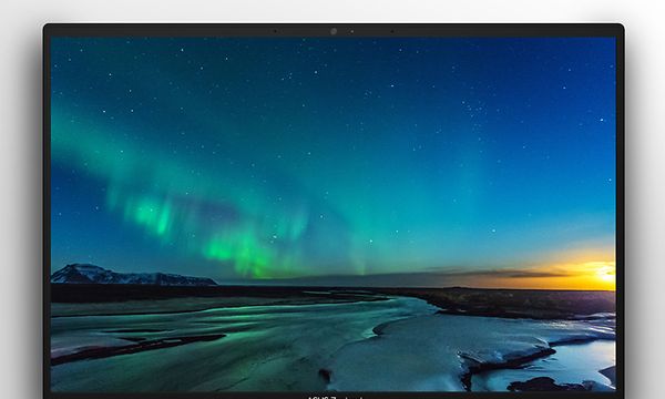 Lähikuva ASUS Zenbook 14 kannettavan näytöstä, jossa esitetään kuvaa revontulista