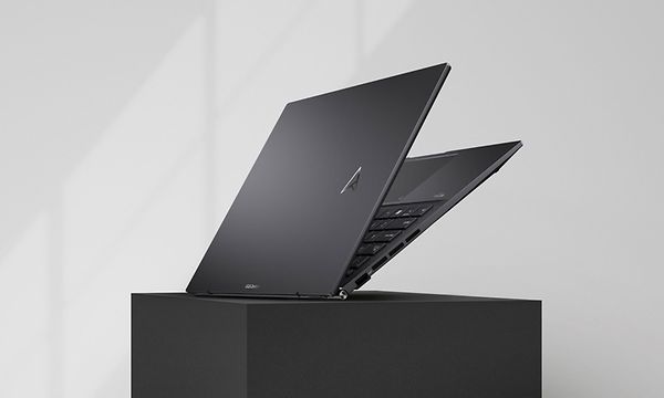 ASUS Zenbook 14 kannettava tietokone harmaaalla taustalla