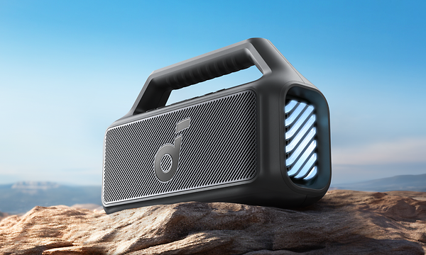 Rannalla oleva Soundcore Boom 2 -kaiutin