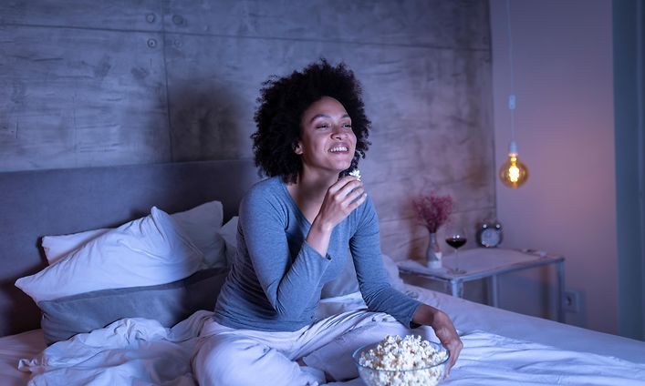 Television kalibrointi Calman-ohjelmistolla - Kuva sängyssä olevasta naisesta, joka katsoo televisiota