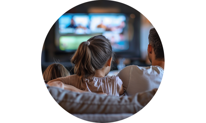 âiti, isä ja tytär katsovat yhdessä televisiota