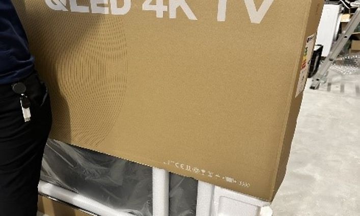 Television purkaminen pakkauksesta