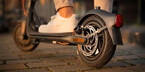 Henkilö ajaa Ninebot Segway -sähköpotkulaudalla