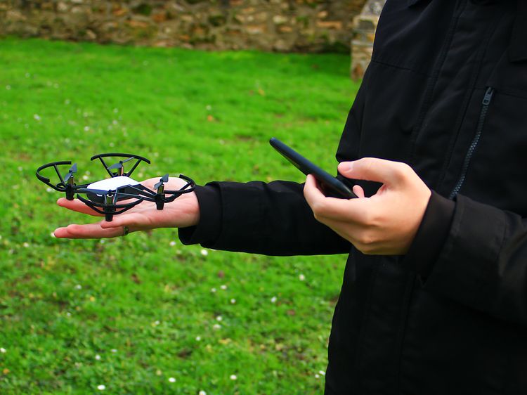Dronea pidellään käsissä - Drone ilman kameraa