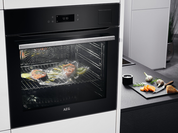 Uuni höyrytoiminnolla ja sous vide ruokaa valmistumassa uunissa