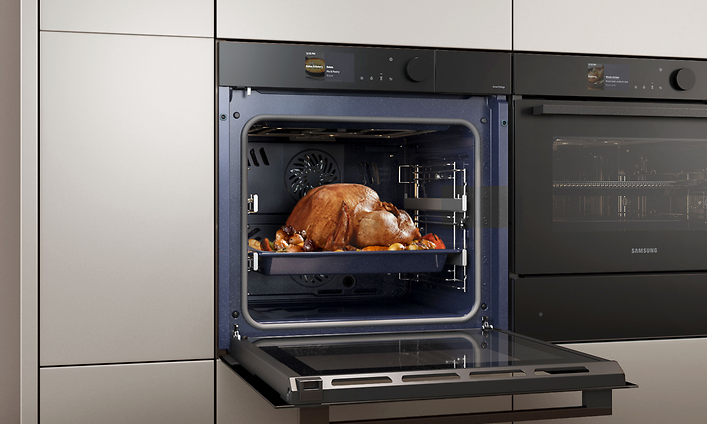 Samsungin älykäsuuni ja älyuunin sisällä kalkkuna paistumassa