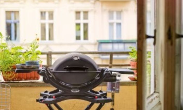 Pieni Weber-kaasugrilli kerrostalon parvekkeella