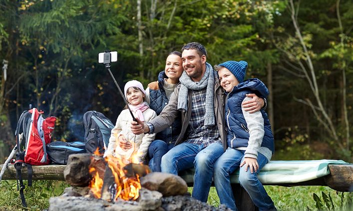 Perhe ottaa selfien