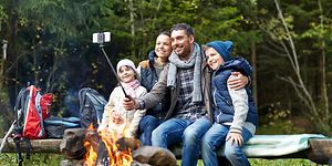 Perhe ottaa selfien