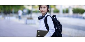 Poika pitelee Acer Chromebook-tietokonetta