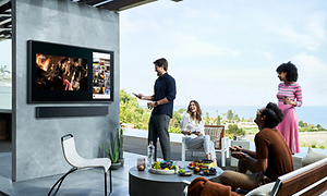 Samsung terrace - ihmisiä terassilla katsomassa televisiota