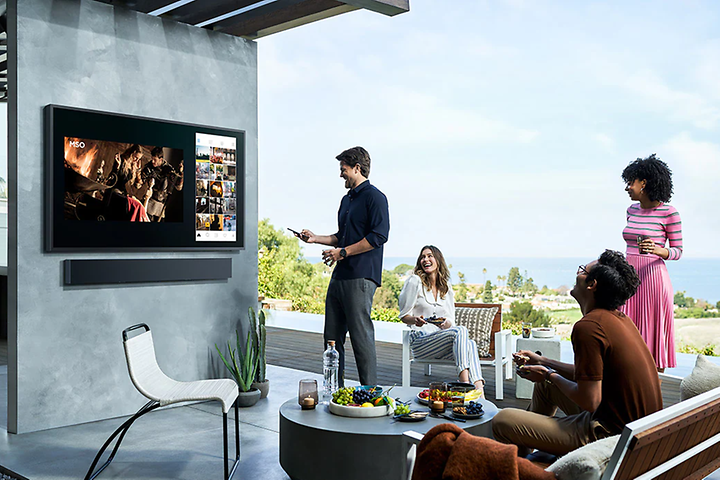 Samsung terrace - ihmisiä terassilla katsomassa televisiota
