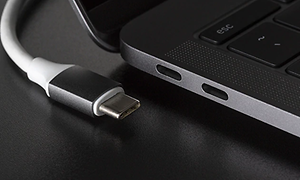 USB-C -portti ja -kaapeli