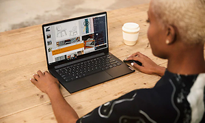 nainen Lenovo yoga slimin ääressä suunnittelutyössä