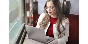 Nainen käyttää Lenovo ThinkBook -kannettavaa junamatkallaan
