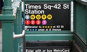 Times Squaren-metroaseman sisäänkäynnille vievä portaikko
