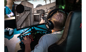poika pelaamassa Counter strike -peliä peliturnauksessa
