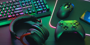 pelikuulokkeet, xbox-ohjain, näppäimistö ja hiiri